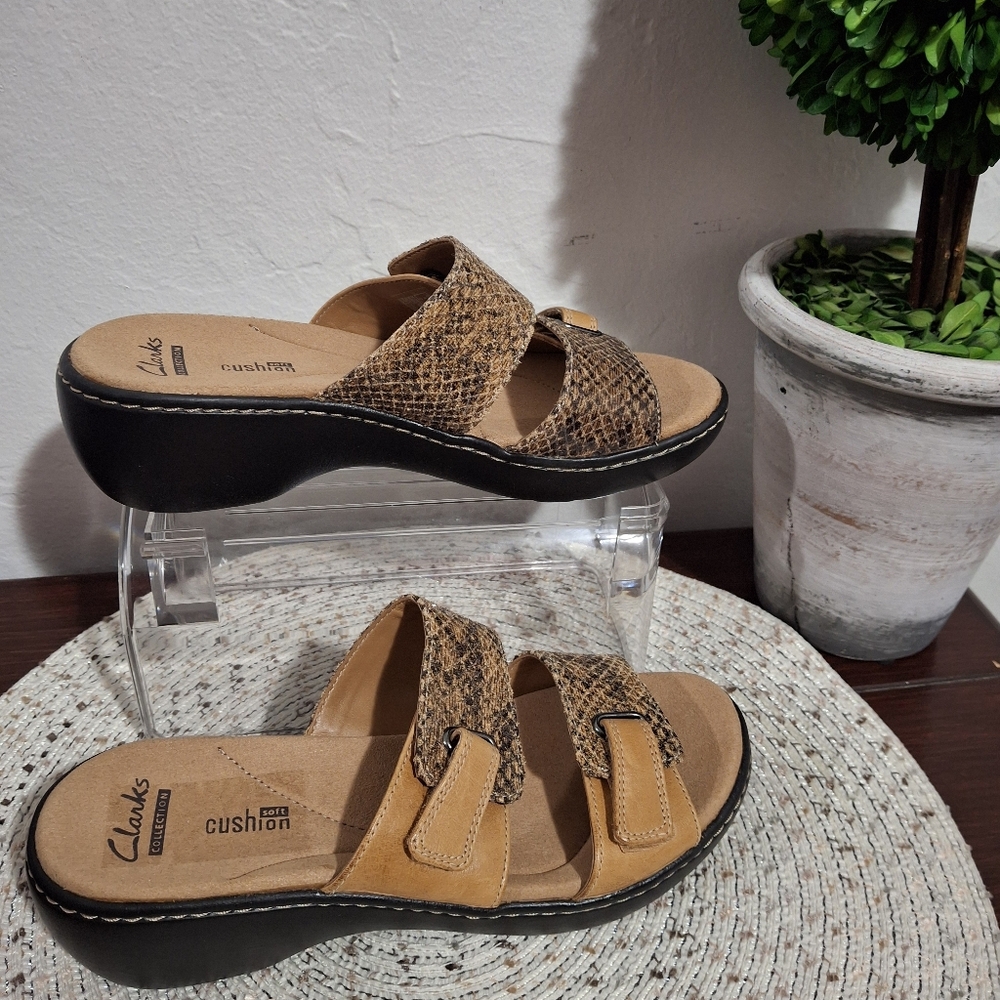Clarks Women's Snakeskin Pattern Sandals Size 6.5.